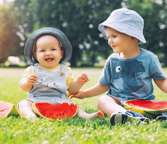 Wassermelone fürs Baby ist gesund, sollte aber erst ab ca. dem 6. Monat angeboten werden.