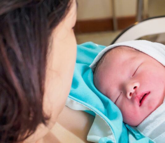 Die 57-jährige Mama Barbara Higgins und ihr Partner Kenny dürfen, nach ihrem Schicksalsschlag doch noch auf ein Babywunder hoffen.
