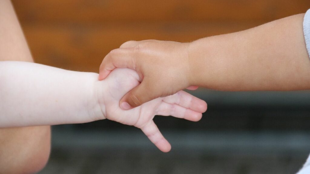 „Was – das sind beides deine Kinder?“ Diese Zwillinge gleichen sich nicht aufs Haar!