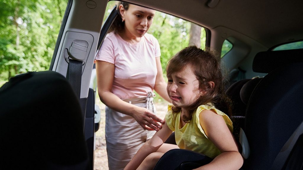 Wow ?! So viel Zeit verbringen Eltern damit, ihre Kinder ins Auto zu setzen