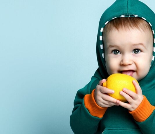 Ab dem Beikoststart mit frühestens fünf Monaten dürfen Babys Zitrone grundsätzlich probieren.