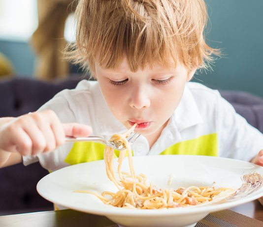 Dein Kind will immer nur das Gleiche essen? Nicht so schlimm, irgendwann wird auch mal etwas anderes seinen Appetit wecken.