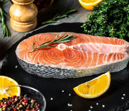 Lachs ist reich an Omega-3-Fettsäuren, die wichtig in der Schwangerschaft sind.