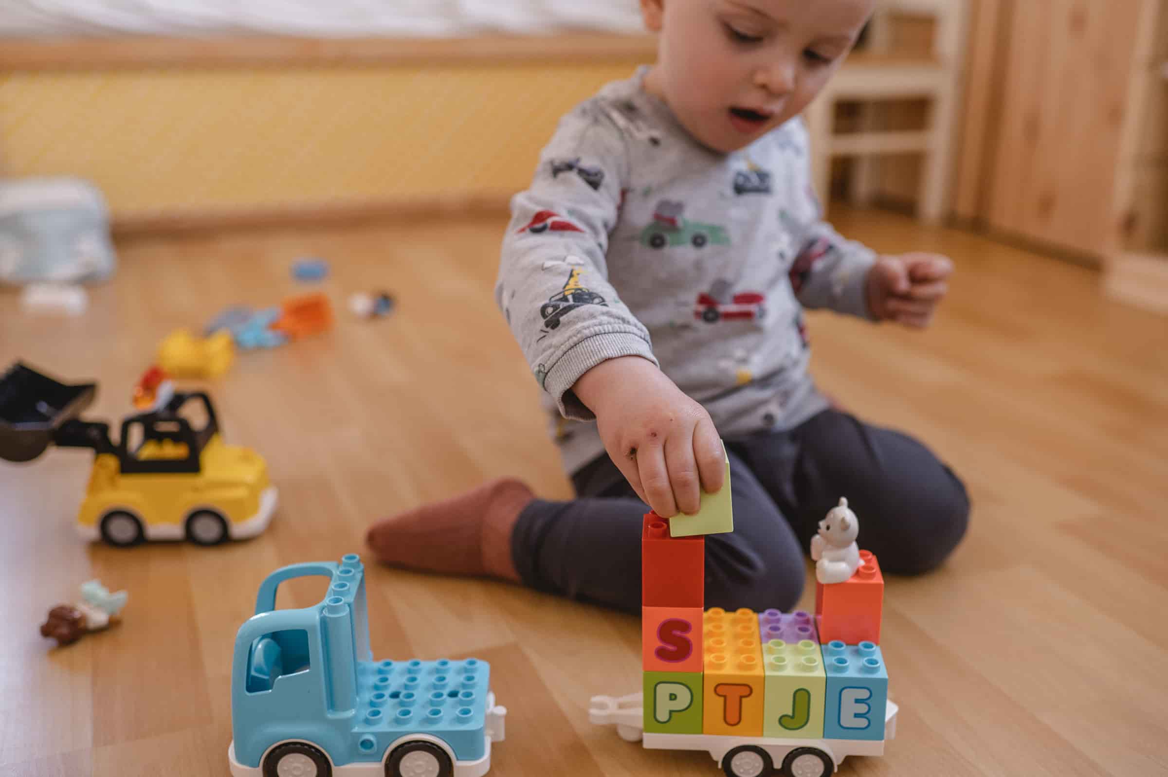 Sein auf Stein - früh übt sich mit dem ABC-Lastwagen von LEGO DUPLO.