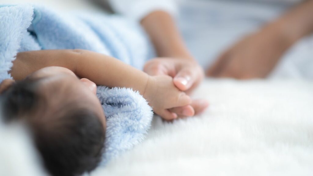Paar muss adoptiertes Baby zurückgeben: „Unbeschreiblicher Schmerz.”