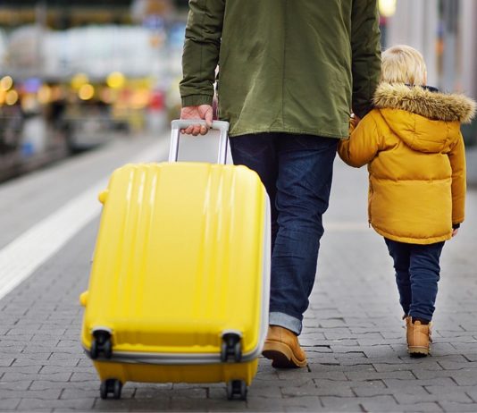 Ein Vater, der mit seinem Sohn im Zug unterwegs war, musste sich vor der Polizei rechtfertigen