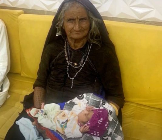 Die 70-jährige Jivunben Rabari ist zum ersten Mal Mutter geworden.