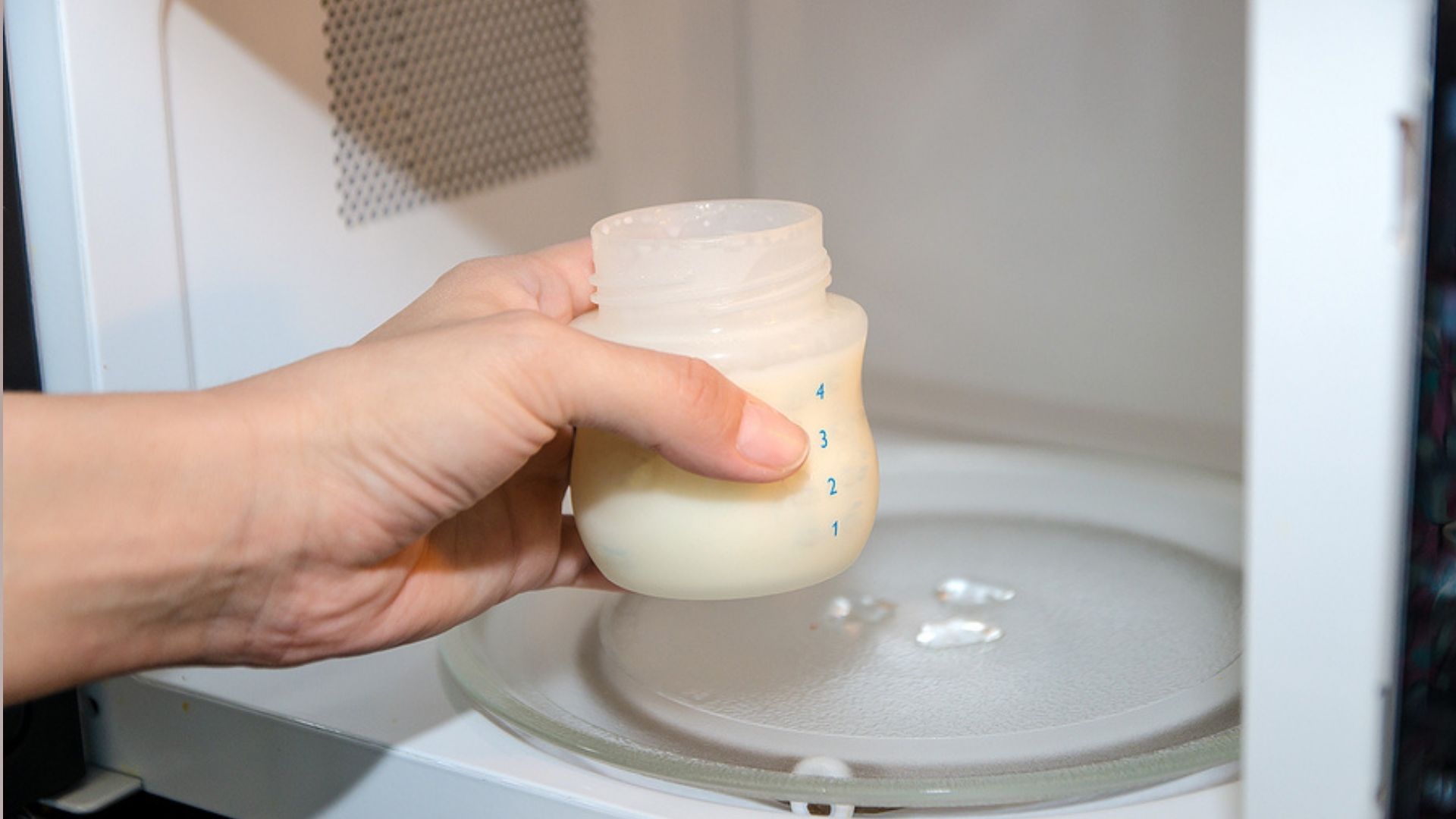 Можно греть пластиковую посуду в микроволновке. Бутылочка для разогрева в микроволновке. Разогрев молока в микроволновке. Еда разогретая в микроволновке. Разогреть в микроволновке.