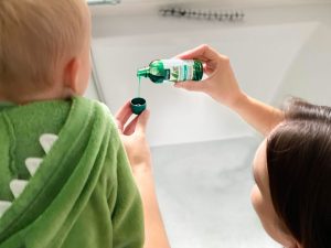 Das Erkältungsbad Eukalyptus von Kneipp ist nicht nur wohltuend für erkältete Familien, sondern färbt das Wasser auch noch so schön grün!