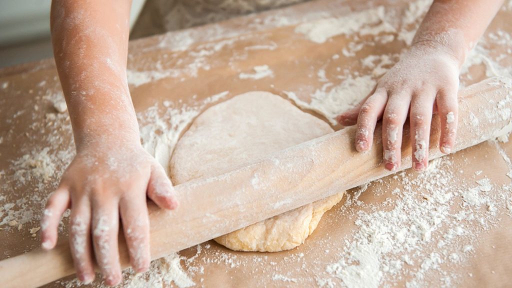 Mädchen verkauft Kekse, um die Beerdigung ihres Papas zu finanzieren