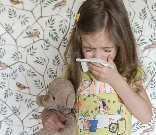 Immer mehr Kinder stecken sich mit Erkältung oder RS-Virus an.