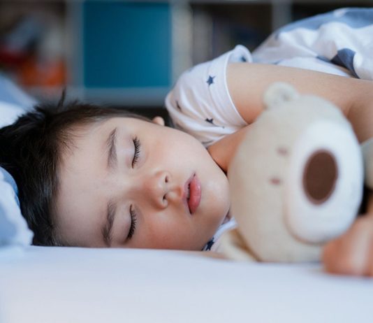Wenn Kinder ausreichend schlafen, hilft das der ganzen Familie.