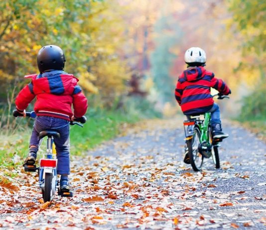 Mit dem Fahrrad durch raschelndes Herbstlaub fahren, macht richtig Spaß.
