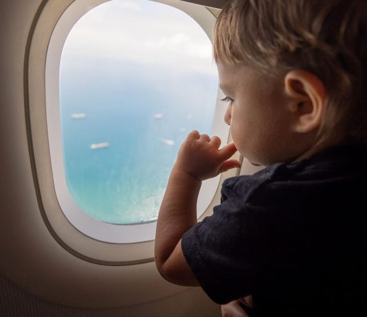 Das Reisen mit Baby sollte geplant werden, um unterwegs Stress zu vermeiden.