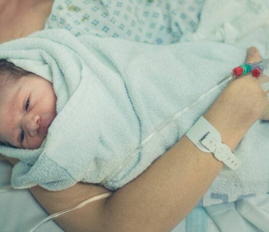 Mama Alyssa-Mae Harrison muss ihr Baby nicht nur alleine zur Welt bringen, sondern der Vater des Kindes betrügt sie auch noch während ihrer Wehen mit ihrer Mutter.