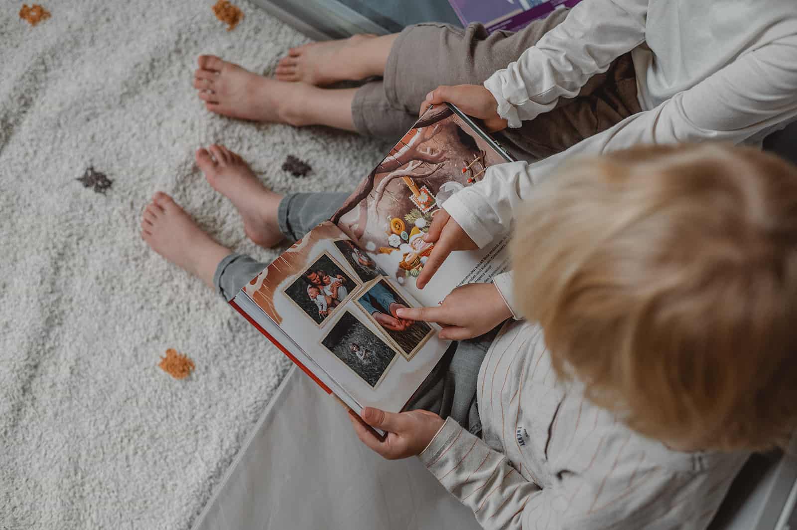 Familienalbum mit Wichtelgeschichte – Kinder lieben es, bekannte Gesichter auf Fotos zu entdecken.