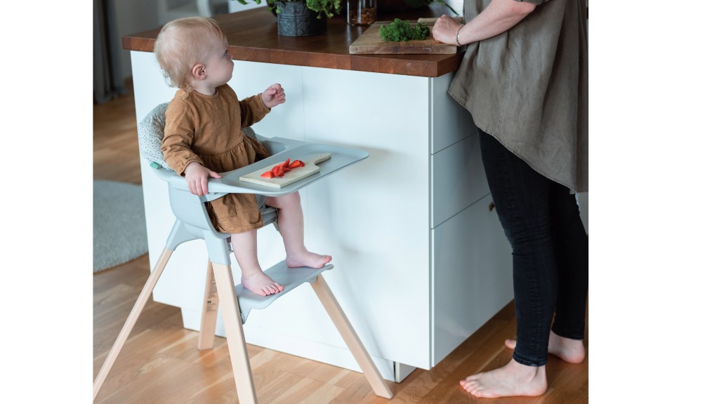 Damit das Reisen mit Baby auch für die Kleinsten entspannt ist, ist ein Reisehochstuhl perfekt.