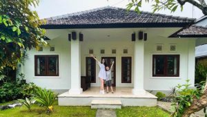 Merith und ihr Sohn vor ihrem Haus auf Bali.