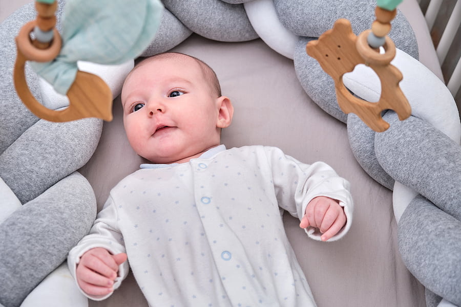 In den ersten Monaten sind Babys fasziniert von optischen Reizen.