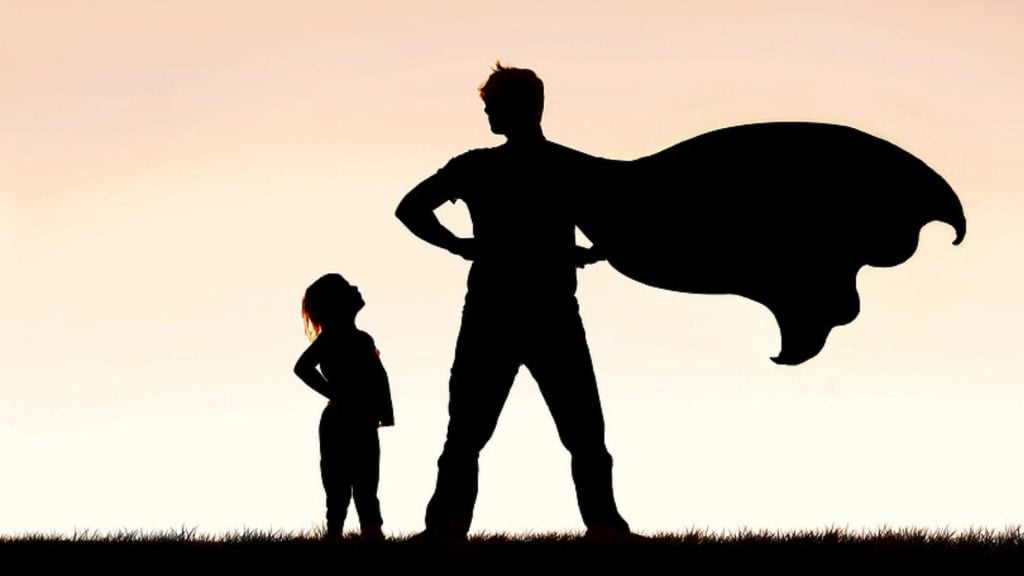 „Super-Dad“: Papa wickelt sein Baby – und wird dafür mächtig gefeiert