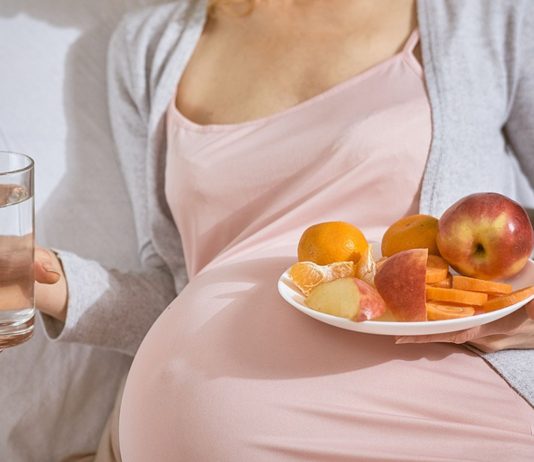 Der menschliche Körper kann Vitamin C nicht speichern, also musst du es in der Schwangerschaft täglich frisch mit der Nahrung aufnehmen.