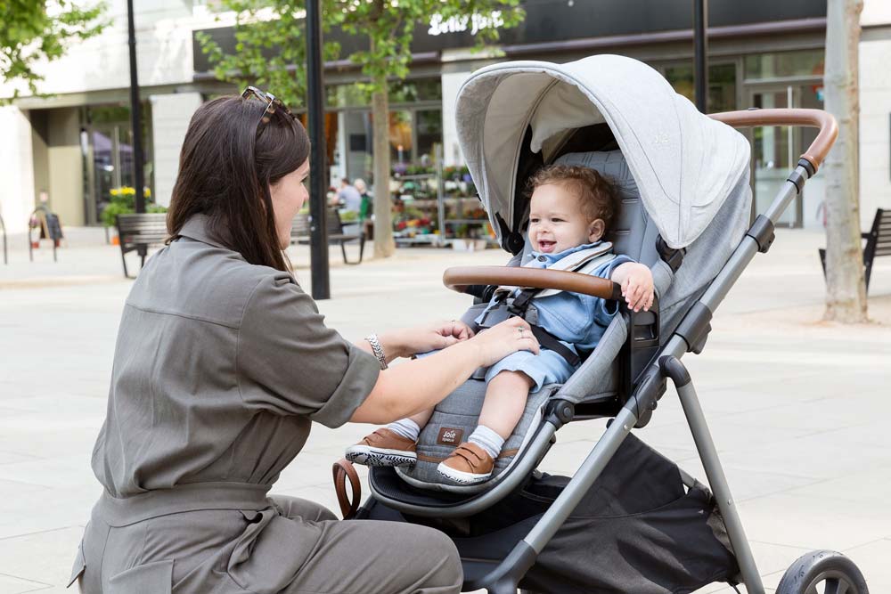 Aeria Joie Signature Kinderwagen mit Anschnallhilfe