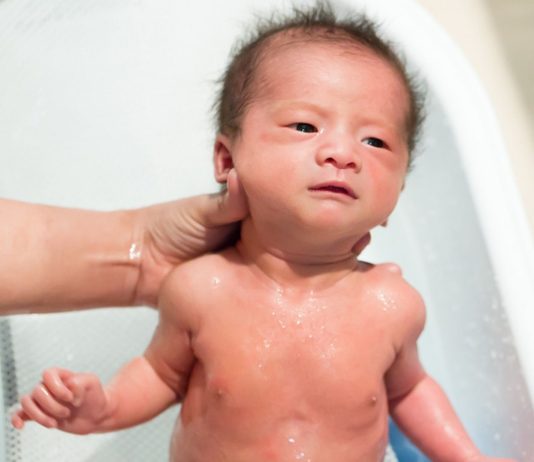 Die völlig überforderte Mama ließ ihr Baby in der Wanne ertrinken.