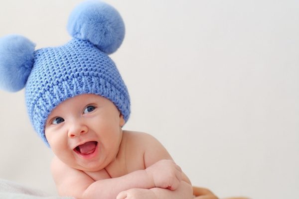 Womöglich entwickeln Babys früher als gedacht einen Sinn für Humor.