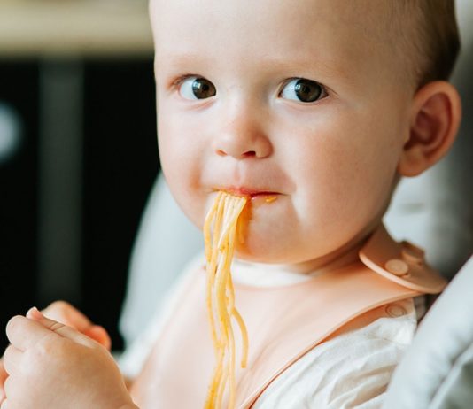 Du kannst deinem Baby Nudeln ab dem Beikoststart anbieten.