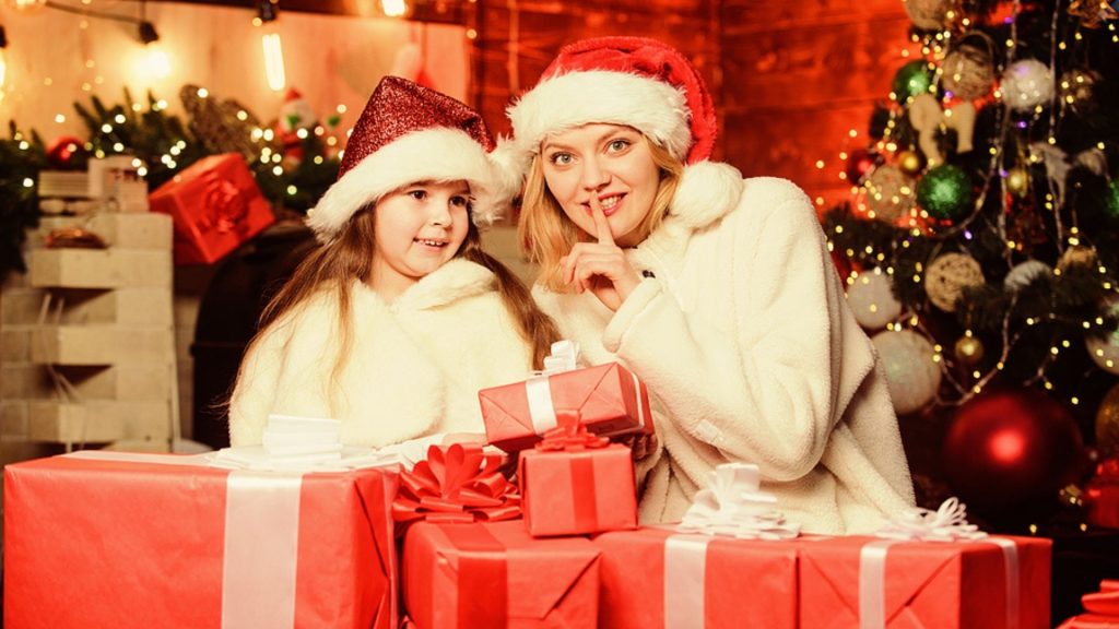Mutter gönnt Santa das Lob nicht, deswegen bringt er „billige” Geschenke