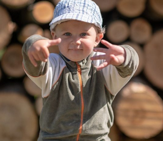 Jungennamen mit E schaffen es regelmäßig in die Top-Listen der beliebtesten Baby-Namen.