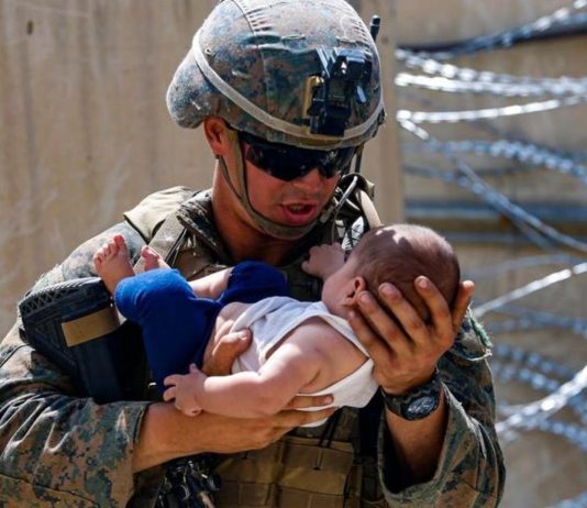 Ein Soldat rettet ein Baby.