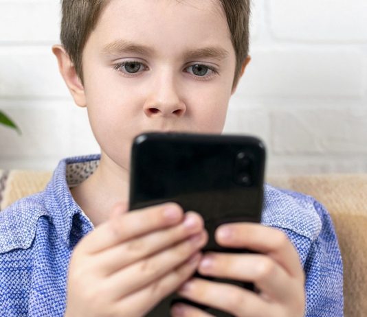 Viele Eltern vereinbaren mit ihren Kindern einen Geheimcode per Messenger.