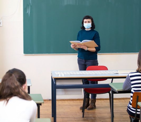 Die Pandemie macht auch vor dem Klassenraum nicht Halt.