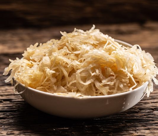 Sauerkraut ist reich an Eisen, Vitamin C, Folsäure, Ballaststoffen und enthält Probiotika.