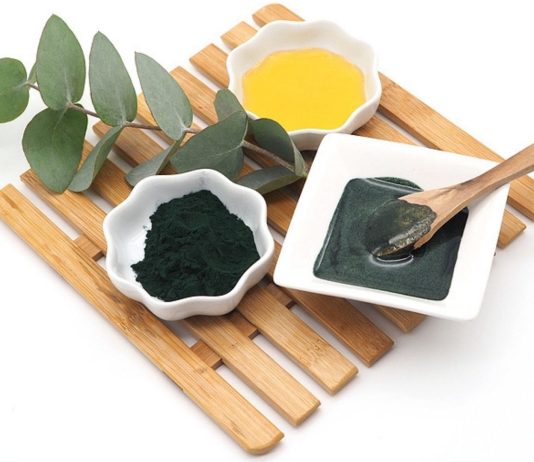 Spirulina hat mehrere gesundheitliche Vorteile, weshalb sie oft als Superfood bezeichnet wird - auch in der Schwangerschaft.