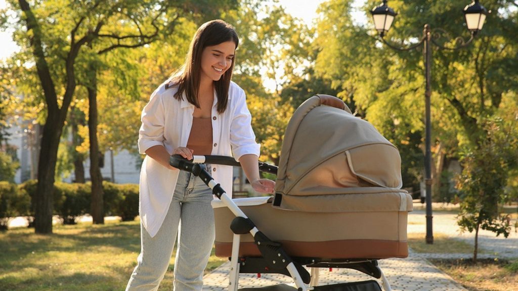 Erster Spaziergang mit Baby: Das solltest Du wissen