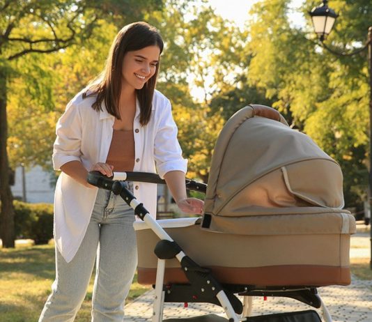 Dein erster Spaziergang mit Baby steht an? Wir verraten dir, worauf du achten kannst.