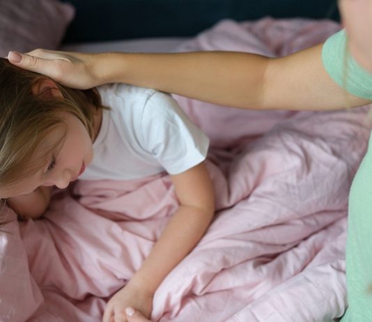 Eltern sollten ein offenes Ohr für die Sorgen ihrer Kinder haben.