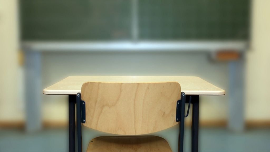 Mathelehrer verstört 2. Klasse mit Pinkel-Storys und Videoaufnahmen