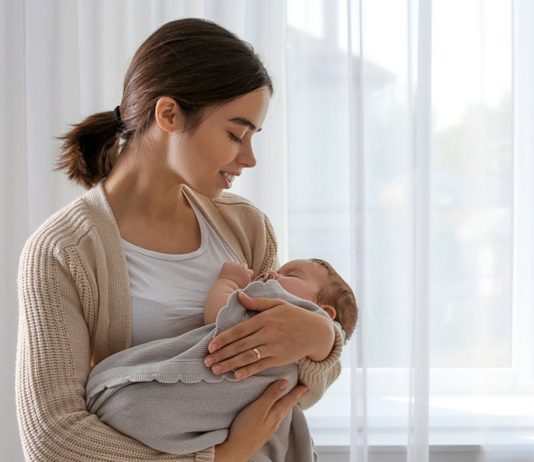 Die meisten Babys werden sofort ruhiger, wenn sie herumgetragen werden.