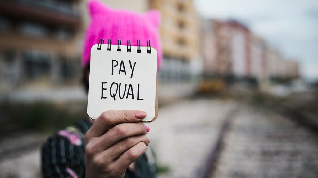 Equal Pay Day 2024: „Na du, heute schon angemessen bezahlt worden?“