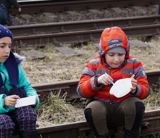 Viele Kinder flüchten ohne ihre Eltern aus der Ukraine und benötigen dringend Hilfe.