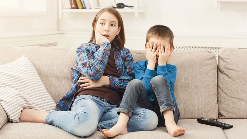 Warum wir die Nachrichten ausschalten sollten, wenn unsere Kinder daneben sitzen