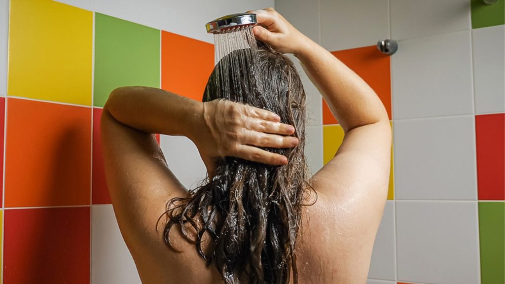 Warum Frauen besser nicht unter der Dusche pinkeln sollten