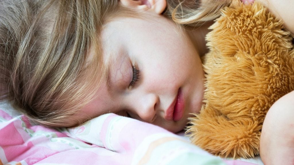 Zeitumstellung mit Kind – die besten Tipps: So schläft es gut!