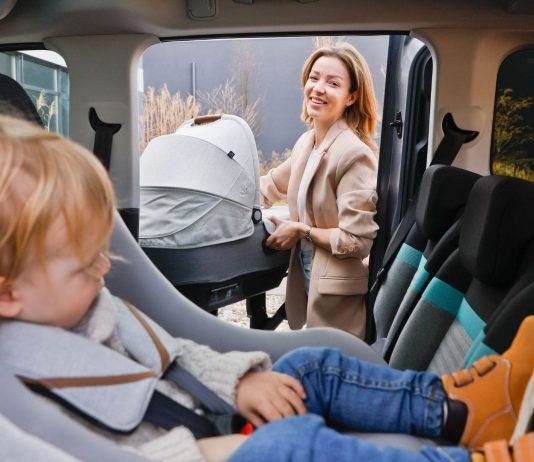 Autoreisen mit Kindern: Im Citroën ë Berlingo fahren bis zu drei kleine Passagiere sicher in ihren Kindersitzen mit!