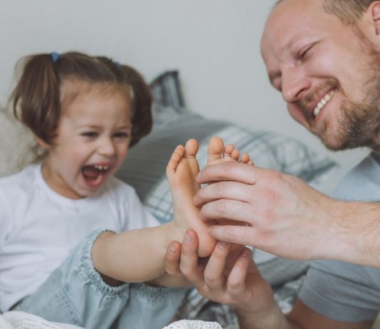 Viele Eltern lieben es, ihre Kinder zu kitzeln.