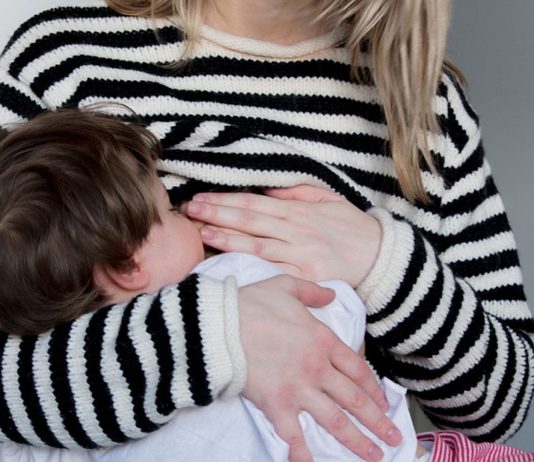 Weil Lisa Brider ihren 7-jährigen, autistischen Sohn stillt, wird sie online angefeindet.