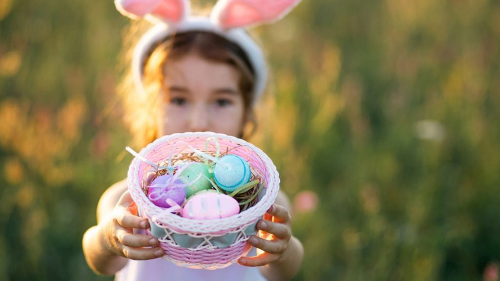 Osterbräuche für Kinder erklärt: Woher kommen Hase & Eier?